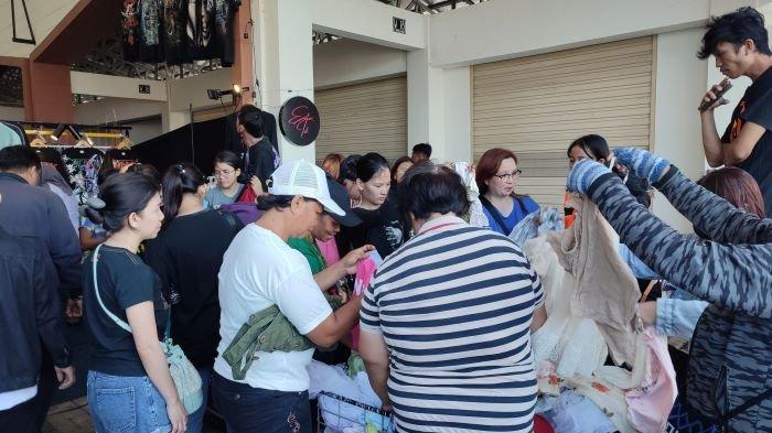 Potret Warga Sedang Belanja di Bazaar Natal Serba Rp12 Ribu di Kawasan Megamas Manado Sulawesi Utara