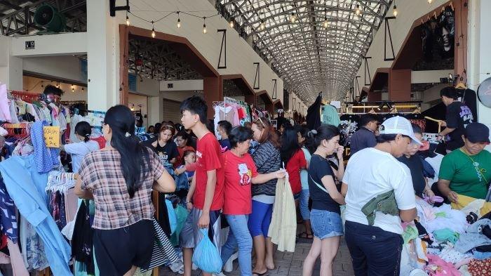 Potret Warga Sedang Belanja di Bazaar Natal Serba Rp12 Ribu di Kawasan Megamas Manado Sulawesi Utara