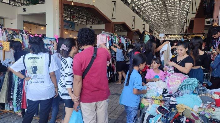 Potret Warga Sedang Belanja di Bazaar Natal Serba Rp12 Ribu di Kawasan Megamas Manado Sulawesi Utara