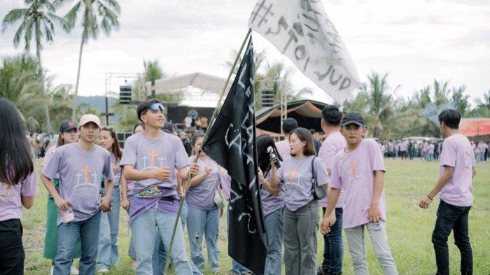 PEMUDA GMIBM - Potret anggota Komisi Pemuda Jemaat GMIBM Imanuel Sinsingon di lokasi Selebrasi Pemuda GMIBM di Desa Bolangat Timur, Buntalo, Bolmong, Senin (21/4/2025). Bendera Sinsingon Karu Kami dari Jemaat GMIBM Imanuel Sinsingon juga tampak berkibar dan mencuri perhatian.