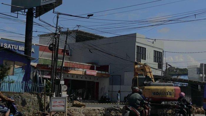 Potret beberapa aktivitas progres Pengerjaan Drainase di Jalan Yos Sudarso, Paal Dua Manado Sulawesi Utara, Kamis (9/11/2023).