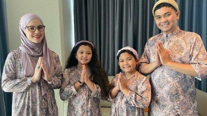 Potret keluarga Indra Bekti dan Aldilla Jelita - Profil Indra Bekti, artis yang disebut mirip cameo drama Money Heist Korea.