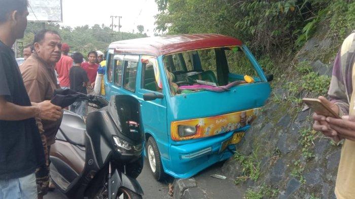 Potret mobil mikro yang alami kecelakaan di Jalan AA Maramis Kairagi Senin 19 Februari 2024.