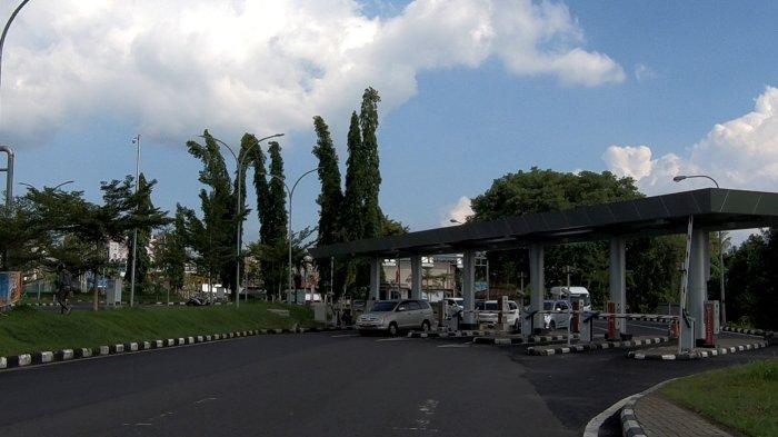 Potret parkiran dan pintu keluar masuk bandara Sam Ratulangi Manado Selasa (27/06/2023)