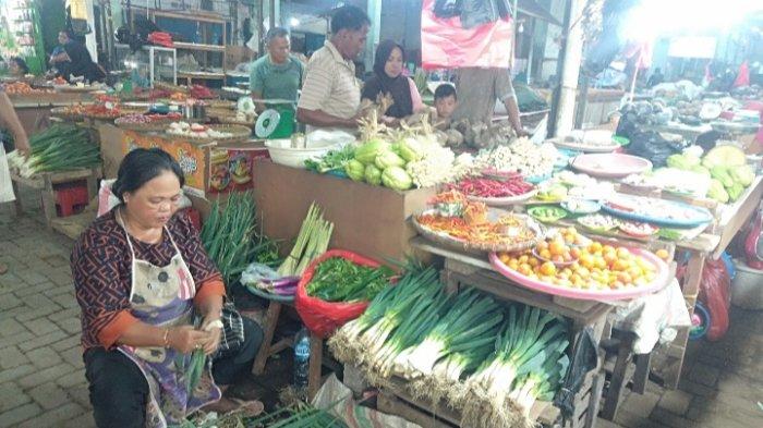 BUMBU DAPUR: Potret pedagang jual bumbu dapur di Pasar 23 Maret Kotamobagu Sulawesi Utara pada Kamis (29/5/2025). Harganya terpantau masih stabil.