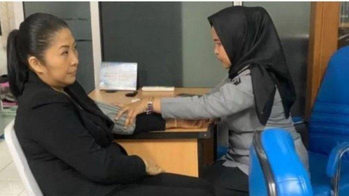 Potret terbaru Putri Candrawathi yang muncul ke publik setelah mendapatkan keringanan hukuman.
