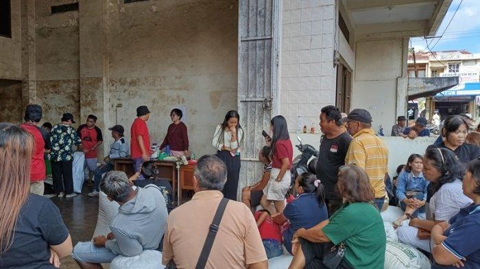 Potret warga di tempat jual beli cengkih di Tondano Minahasa, Senin (29/7/2024).