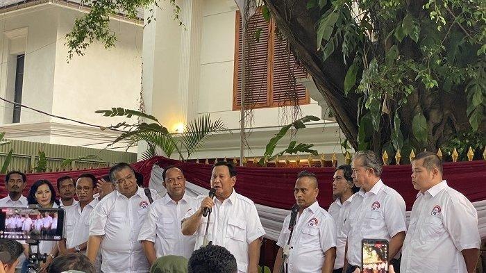 Prabowo Subianto menjelaskan rencana jadikan Gibran Rakabuming sebagai jadi Cawapres adalah kehendak rakyat bukan kehendak 'Orang Elite' saat berada di Jalan Kertanegara IV, Jakarta, Rabu (11/10/2023).