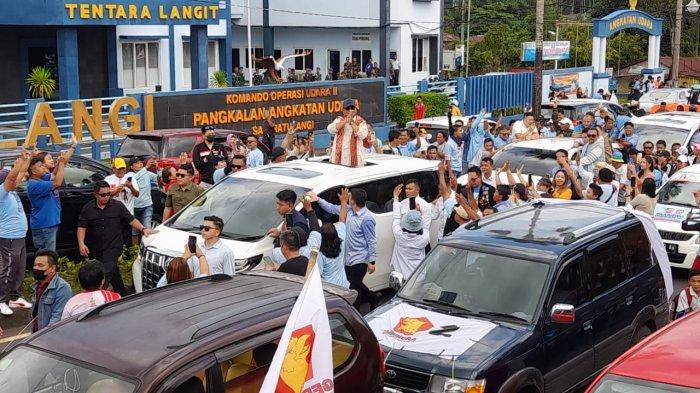 Prabowo Subianto disambut pendukungnya di seputaran bandara Sam Ratulangi Manado, Senin (5/2/2024)