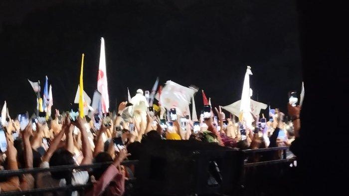 Prabowo Subianto disambut ribuan pendukung di Lapangan KONI Sario Manado, Sulawesi Utara, Senin (5/2/2024)