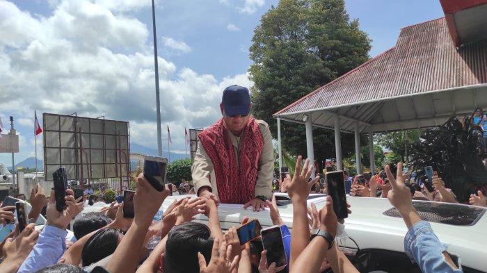 Prabowo Subianto menyapa pendukung begitu tiba di Bandara Samrat Manado, Sulawesi Utara, Senin (5/2/2024).