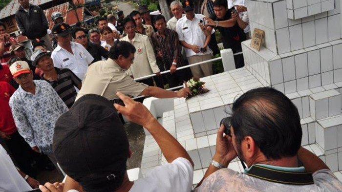 Prabowo Subianto saat ziarah di makam leluhurnya, kakek Benyamin Thomas Sigar yang berada di Langowan pada Desember 2012 lalu.