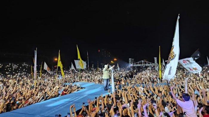 Prabowo Subianto tiba di hajatan Prabowo Pulang Kampung di Lapangan GOR RW Mongisidi Manado, Sulawesi Utara, Senin (5/2/2024).