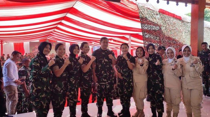 Prajurit berebut foto dengan KSAD Jendral Maruli Simanjuntak.