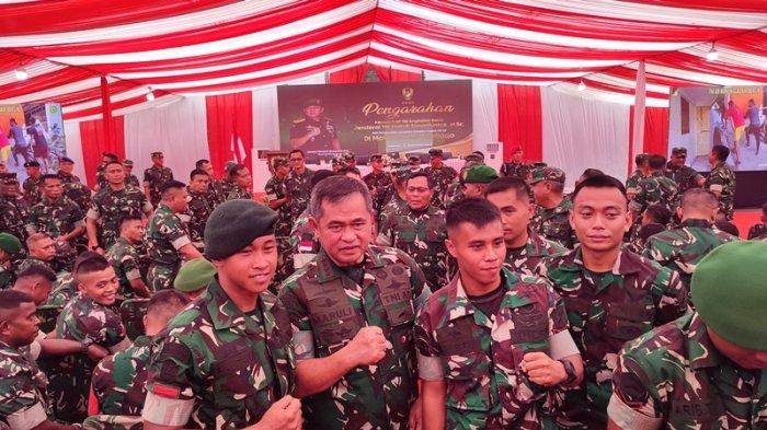 Prajurit berebut foto dengan KSAD Jendral Maruli Simanjuntak.