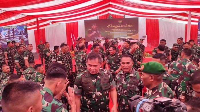 Prajurit berebut foto dengan KSAD Jendral Maruli Simanjuntak.