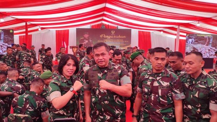 Prajurit berebut foto dengan KSAD Jendral Maruli Simanjuntak.