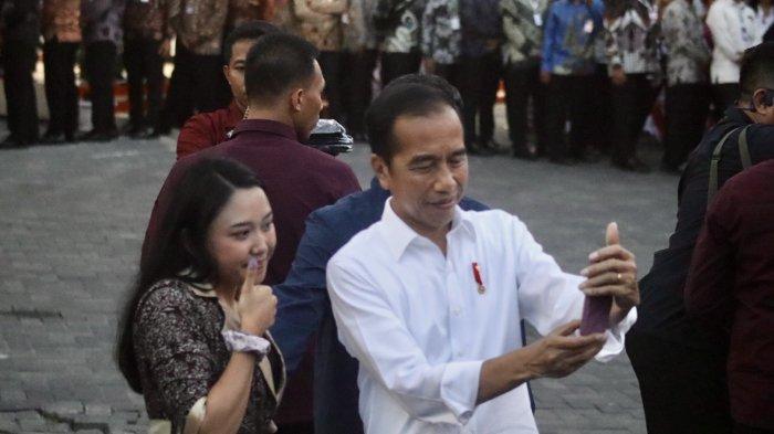 Presiden Jokowi mengunjungi Kantor Pos Indonesia Manado Sulawesi Utara pada Kamis (28/12/2023).