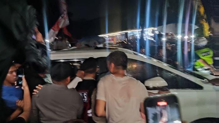Probowo Subianto Tiba di Lapangan KONI Manado