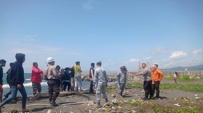 Proses pencarian seorang pria yang hilang di Pantai Kema, Minahasa Utara, Provinsi Sulawesi Utara.