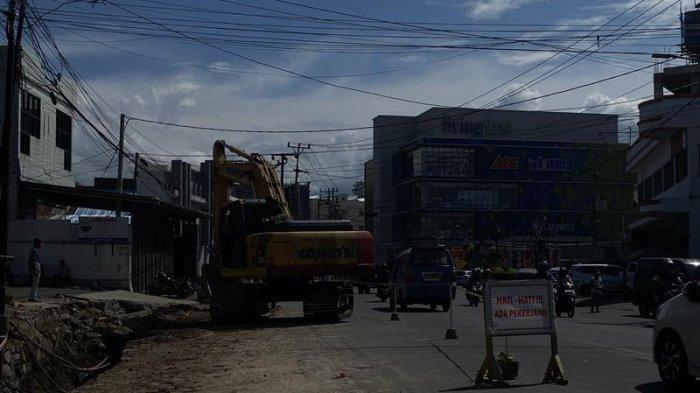 Proyek perbaikan drainase di Jalan Yos Sudarso, Paal Dua, Kecamatan Paal Dua, Manado, Sulawesi Utara