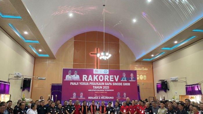 RAKOREV PANJI YOSUA - Bupati Minut yang juga Ketua Umum Panitia Pelaksana Rapat Koordinasi dan Evaluasi (Rakorev) Panji Yosua P/KB Sinode GMIM Joune Ganda di GMIM Efrata Kolongan Tetempangan (Koltem) Minahasa Utara (Minut) Wilayah Kalawat III, Sabtu (15/3/2025). Ia menyampaikan sambutan, pembukaan, dan menyanyi bersama.