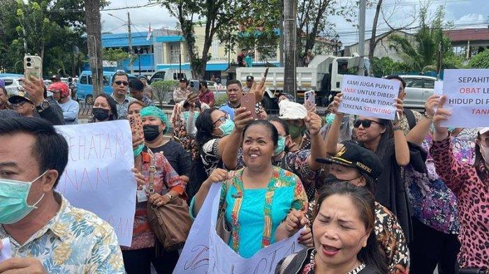 Ratusan ASN Pemkot Bitung gelar aksi Demo tuntut Wali kota, Wakil Wali Kota, Sekda, Kaban Keuangan bayar gaji.