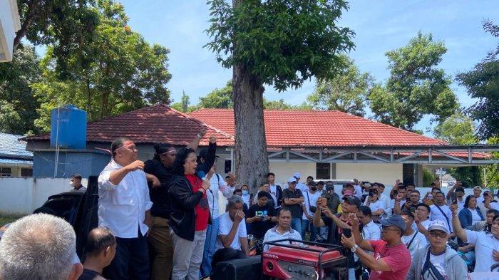 Ratusan Masyarakat yang tergabung dalam Aliansi Masyarakat Nusa Utara bersatu (AMSATU) menggelar aksi damai di Mako Lantamal VII