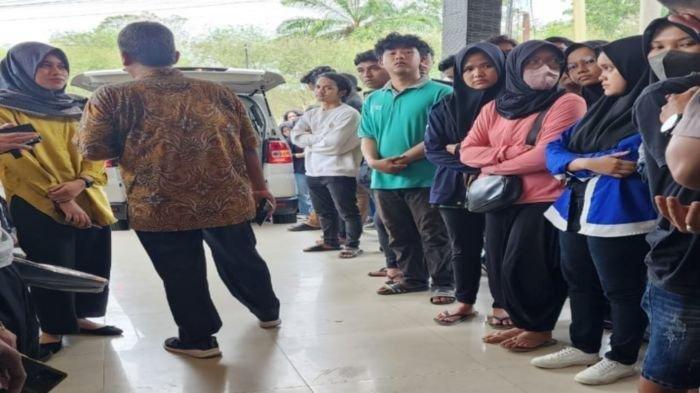Rekan-rekan RF, mahasiswi Unsri yang meninggal dunia akibat pendarahan, berkumpul di Rumah Sakit Ar Royyan Indralaya, Jumat (17/11/2023) lalu.