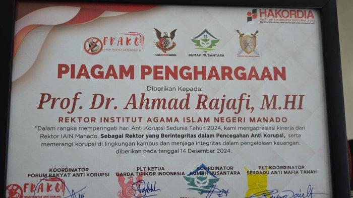 Rektor Institut Agama Islam Negeri (IAIN) Manado, Prof. Dr. Ahmad Rajafi, M.H.I., menerima penghargaan sebagai Rektor yang Berintegritas dalam Pencegahan Anti Korupsi, Sabtu (14/12/2024).