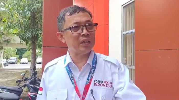 Rektor Unsrat Prof Dr Ir Berty Sompie MEng saat diwawancarai awak media