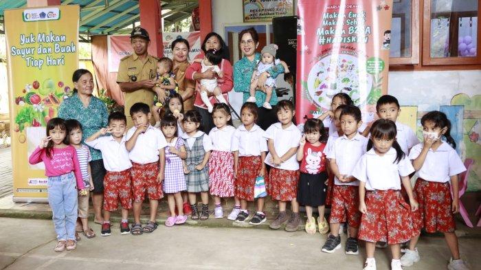 Resmikan - Ketua TP PKK Kabupaten Mitra, Provinsi Sulawesi Utara Ellen Sorongan Cumentas saat meresmikan PAUD Kartika di Desa Pangu Satu, Kecamatan Ratahan Timur.