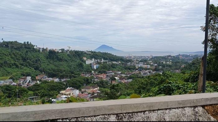Rest area Koka, Kabupaten Minahasa, Sulawesi Utara (Sulut), yang menyajikan pemandangan kota Manado.