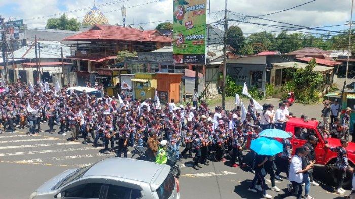Ribuan masyarakat Tomohon mengantarkan pasangan Wenny Lumentut Michael Mait menuju KPU Tomohon, Sabtu (11/5/2024).