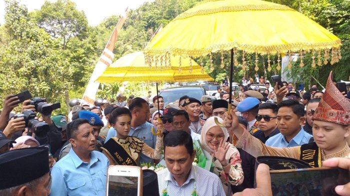 PENYAMBUTAN - Rombongan wali kota Kotamobagu, Weny Gaib dan Ketua TP-PKK Kotamobagu, Rindah Gaib Mokoginta, tiba di Kotamobagu. Disambut dengan prosesi adat dan antusiasme masyarakat, Rabu (5/3/2025)