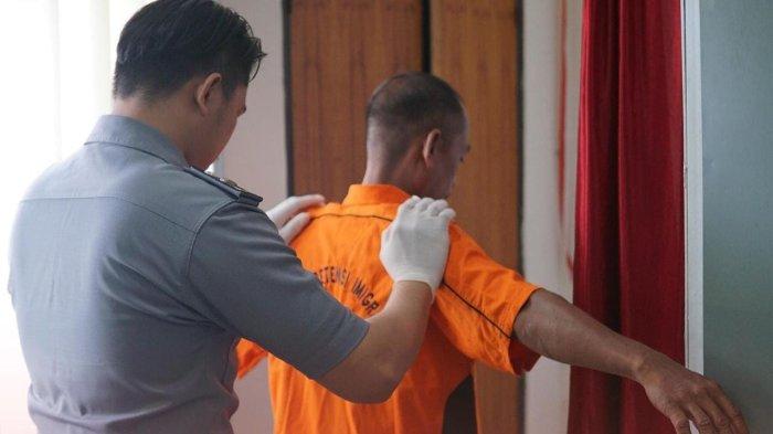 Rumah Detensi Imigrasi Manado melakukan penahanan kepada 3 Deteni Warga Negara Filipina karena tidak memiliki dokumen perjalanan yang sah