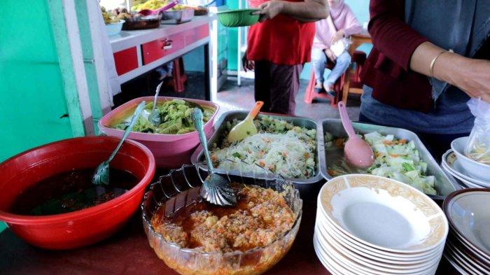 Rumah Makan Muslim Adelia di Sindulang Manado Sulawesi Utara pada Kamis (14/12/2023). (tribunmanado.co.id/Wendia Putra Paputungan)