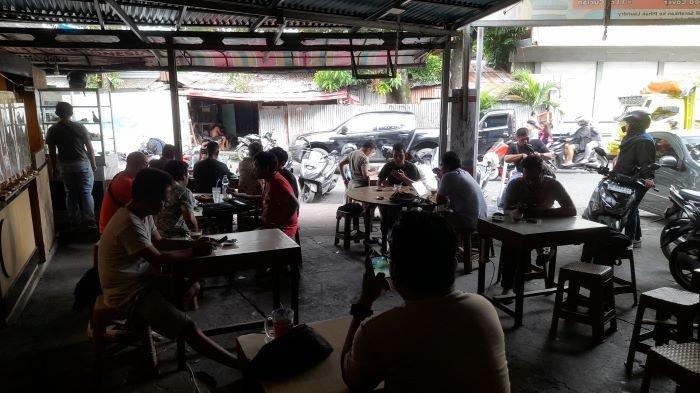 RUMAH KOPI: Suasana Rumah Kopi Bang Ozi di antara Kampung Arab dan Kampung Cina. Ada tiga rumah kopi di kawasan kota tua Manado.