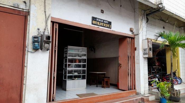 RUMAH KOPI: Suasana rumah kopi Bersehati di Pusat Kota Manado Manado, Sulawesi Utara. Ada 3 rumah kopi di kawasan Kota Tua Manado.