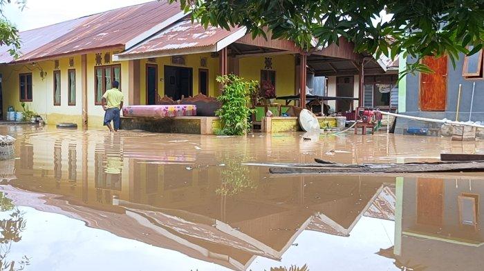 Rumah warga di Kecamatan Belang Mitra Sulawesi Utara yang masih tergenang banjir, Jumat 7 Juni 2024.