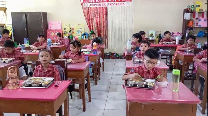 MBG - Momen siswa menikmati menu Makan Bergizi Gratis di SD Katolik 17 Manado, Sulawesi Utara, Selasa (7/1/2025).