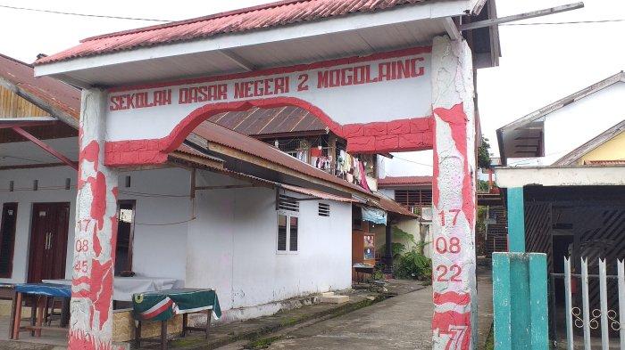 SEKOLAH GRATIS: Potret bagian depan gerbang SD Negeri 2 Mogolaing Kota Kotamobagu, Sulut,