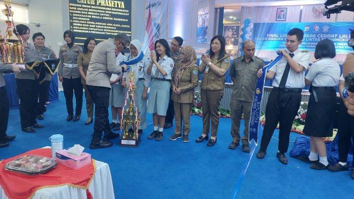 SMA N 2 Bitung keluar sebagai Juara I Lomba Cerdas Cermat Lalu Lintas antar pelajar dalam rangka Hari Lalu Lintas Bhayangkara ke-68.