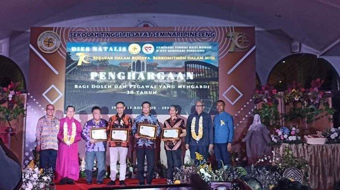 Para dosen yang menerima penghargaan dan pin emas 30 tahun pengabdian diabadikan bersama Uskup Keuskupan Manado Mgr Rolly Untu MSC dan Kepala Dinas Perkebunan Daerah Sulut Edwin Kindangen pada puncak acara Dies Natalis Ke-70 STFSP di Kampus STFSP, Pineleng, Minahasa, Kamis (15/8/2024).