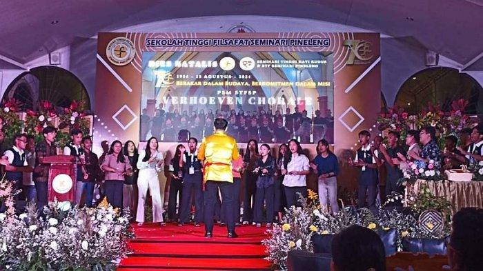 Paduan Suara Mahasiswa STFSP, Verhoeven Choir tampil pada acara puncak Dies Natalis Ke-70 STFSP, Kamis (15/8/2024).