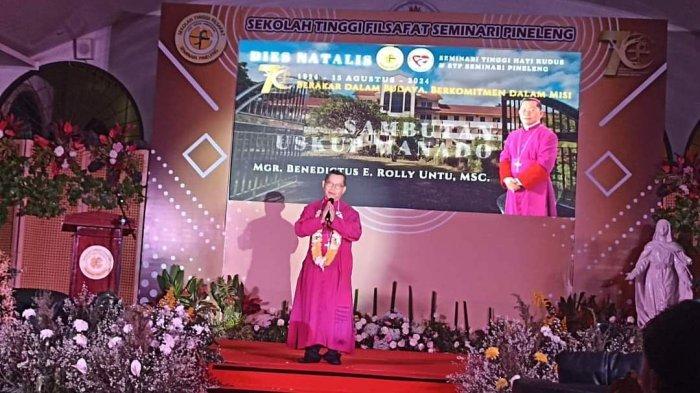 Uskup Keuskupan Manado Mgr Rolly Untu menyampaikan sambutan pada acara puncak Dies Natalis Ke-70 STFSP, Kamis (15/8/2024).