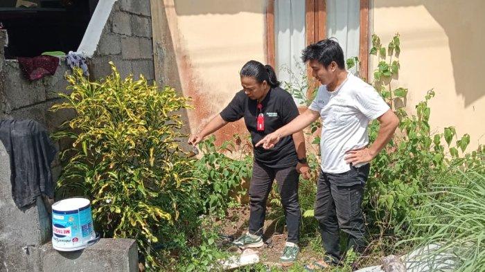 SURVEI - Tim Puskesmas Kauditan Minut dan Kepala Jaga 17 Desa Tumaluntung, survey di wilayah kasus DBD, Jaga 17 Desa Tumaluntung, Kecamatan Kauditan, Kabupaten Minahasa Utara, Sulawesi Utara, Sabtu (7/6/2025). Warga diingatkan tak menyimpan genangan air.