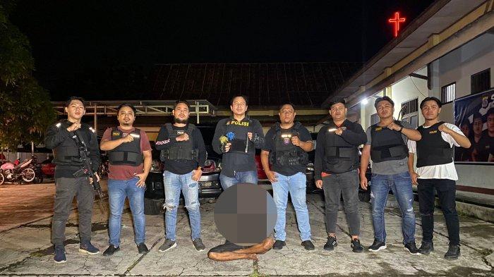 Sabtu (1/6/2024) sekitar pukul 00.40 Wita, Tim Tarsius Presisi Polres Bitung kembali menangkap pelaku senjata tajam (sajam) jenis panah wayer berinisial AY.