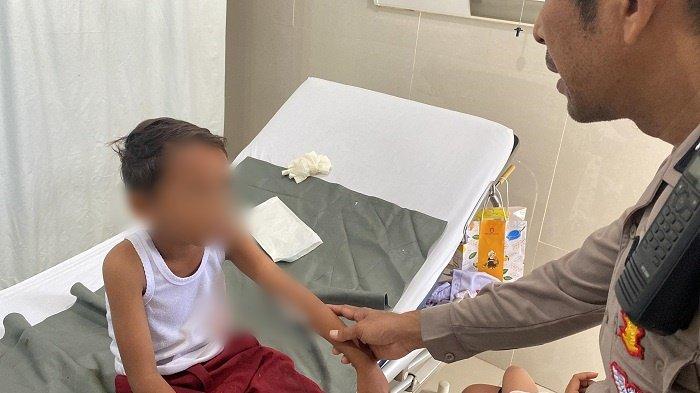 Salah satu siswa korban kecelakaan tunggal minibus di perumahan Paniki Indah (GPI) Kota Manado, Sulawesi Utara, Selasa (17/9/2024). Korban kini tengah dirawat di rumah sakit terdekat.