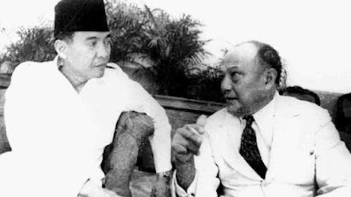 Sam Ratulangi bersama Presiden Soekarno. (Potret Hitam Putih).